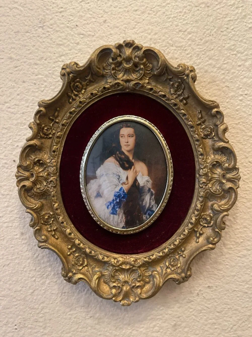VTG VICT. Ornate Portrait Frame Under Oval Bubble Glass on Burgundy Velvet Mat
